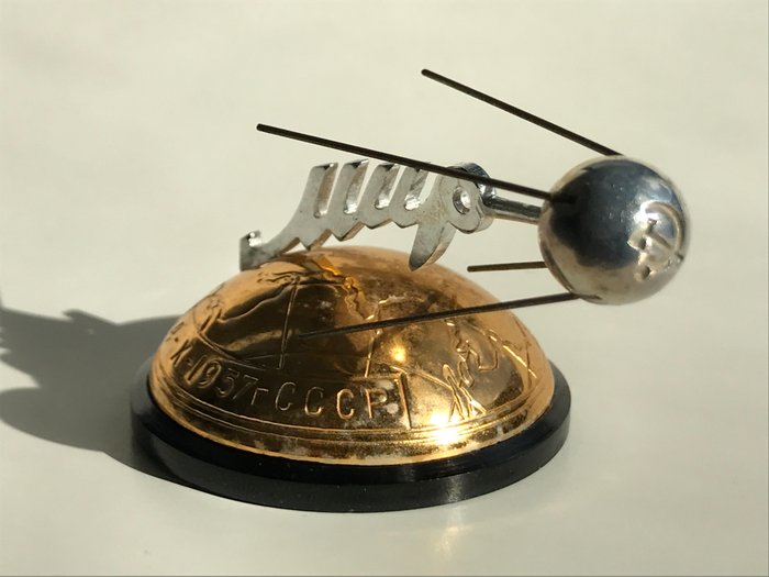 U.R.S.S - Maßstabsmodell - Speicherstück von Sputnik - Metall und Kunststoff