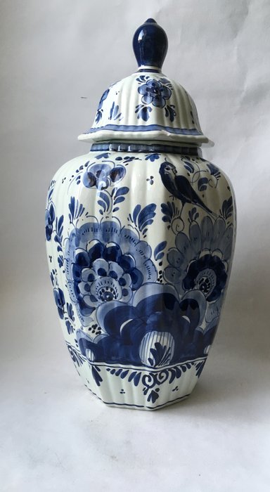 A large hand-painted Delft blue jug with a lid - 1 - Porcelain