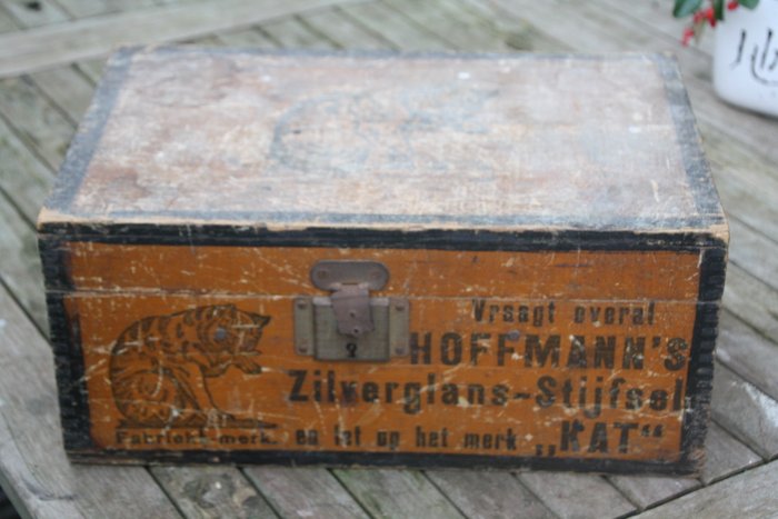 Hoffmann ( "Cat") - Paste box - Wood