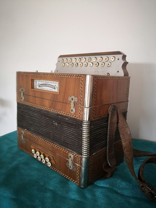 Diatonic wooden accordion, brand ‘François Dedenis' Brive (Corrèze, France)