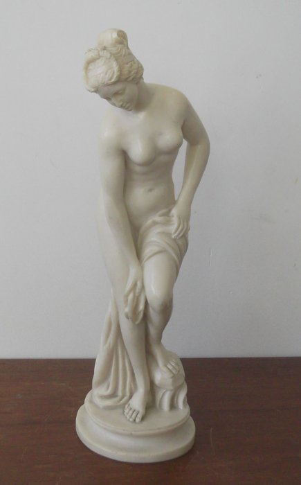 A. Santini (1910-1975) - sculpture de femme se baignant - Albâtre