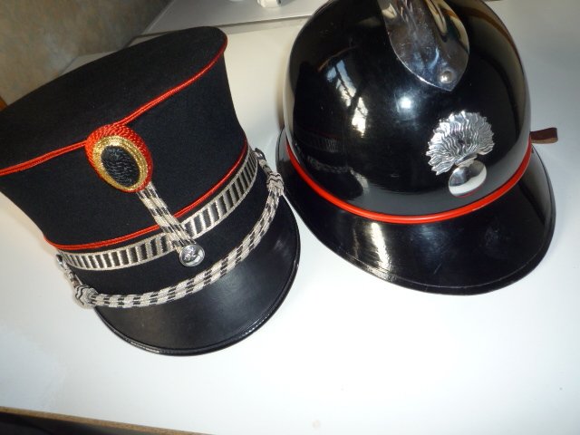 Belgia - DROPS lue og hjelm i belgisk Gendarmerie - DROPS lue og hjelm i belgisk Gendarmerie - 1960