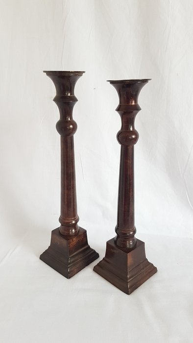 Fennando Collection - A pair of candlesticks - Brass patinated