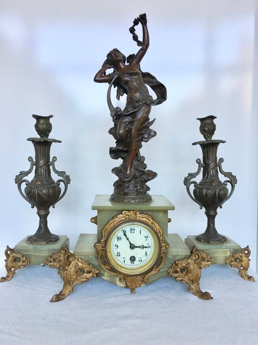 Mantel clock with 2 candlesticks - Louis Moreau - Brons (verguld/verzilverd/gepatineerd/koud geschilderd), Marmer - 19e eeuw