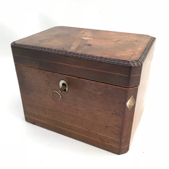 Antique wooden box with key - 1 - Wood, Mahogany - Second half 19th century
