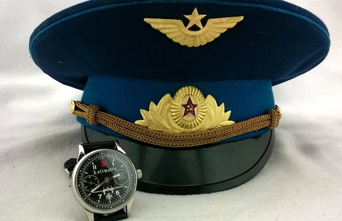 Zeremonieller Kopfschmuck des sowjetischen Piloten aus der UdSSR - und Armbanduhr russischen sowjetischen Piloten - Sonderauftrag auf der Grundlage des Mechanismus "Molnija"