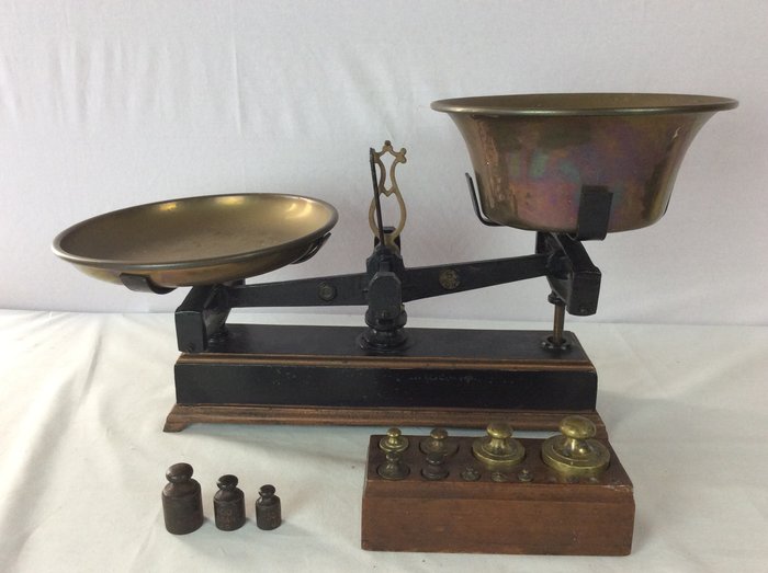 Antique scale with copper bowls and weighted - 2 - Iron (cast/wrought)