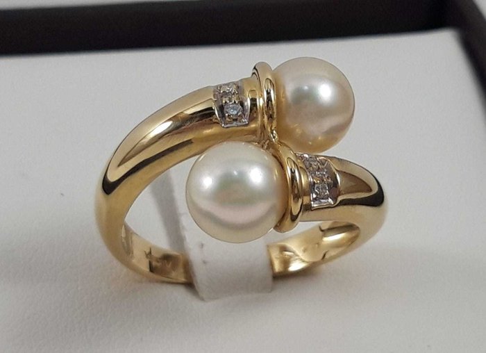 Women's "Mikawa" contrarie ring in 18 kt yellow gold with natural diamonds for a total of 0.04 ct and with 2 Akoya pearls measuring 0.7 mm Size: 16 IT/56 EU