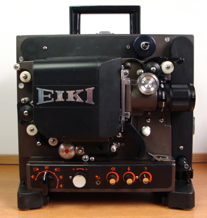 EIKI NT-2 16mm Projector met extra Zoom-Convertor en ingebouwde speaker.