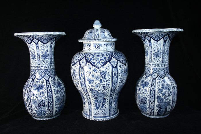 Petrus Regout Maastricht - Cabinet set - Vase set decor Delft, blue on white creamware - pottery
