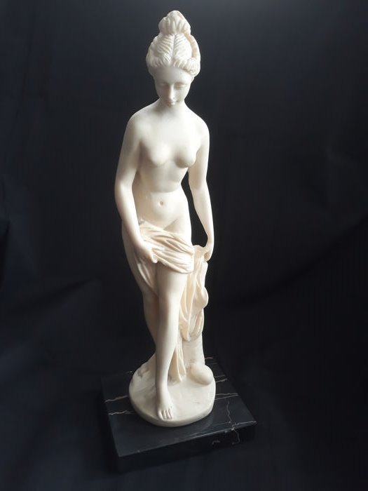 O femeie nudă de baie - compozit din alabastru
