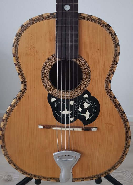 (Carmelo?) Catania - Parlor gitaar - Italië - 1950