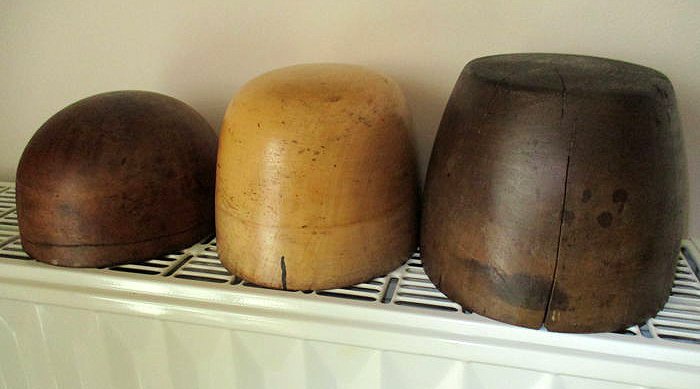 Three antique hat molds of wood - Wood