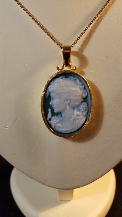 18 kt. green agate - Necklace with pendant cameo
