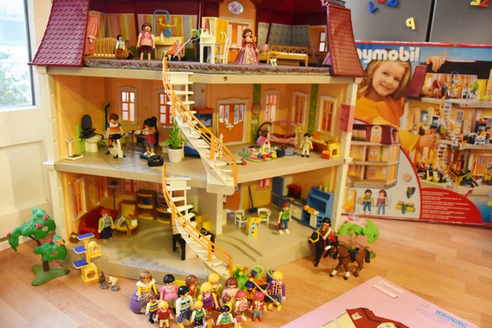 Playmobil - Hus med figurer og møbler Maison Playmobil 5302