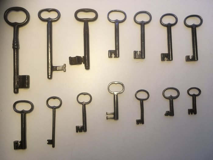 suuret antiikkiset takorautaiset avaimet - 14 - Rauta (valettu/taottu) - 1700-luku