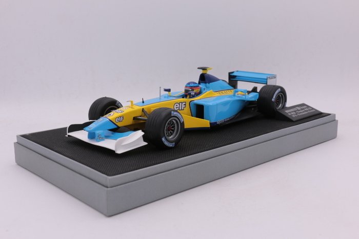 RENAULT F1 TEAM Racing Car Diecast  Model  1:18 UNIVERSAL HOBBIES 