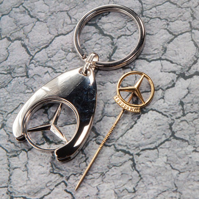 Mercedes Benz Daimler Pin 100.000 Km & Keyring - Fan, Figure, Figurine(s), Gemstones, Jewellery, Medal, Pin, Sign, Silver, Silver miniature, Toy (2) - .835 silver, Gold, Steel 