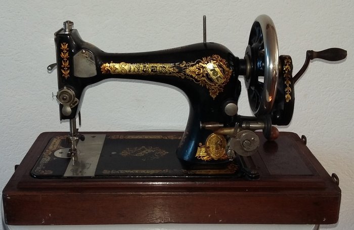 Singer 19 - 有木防尘盖的手缝纫机，1906年 - 木, 铁（铸／锻）