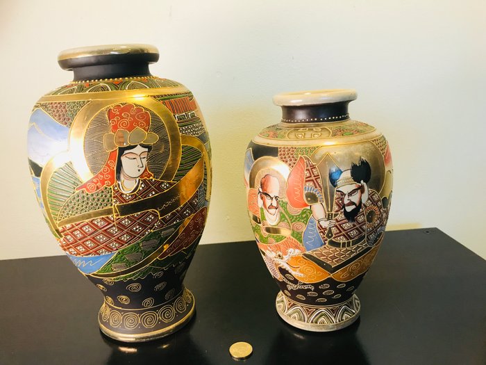 Due vasi giapponesi - Porcellana - Giappone - Prima metà del 20° secolo