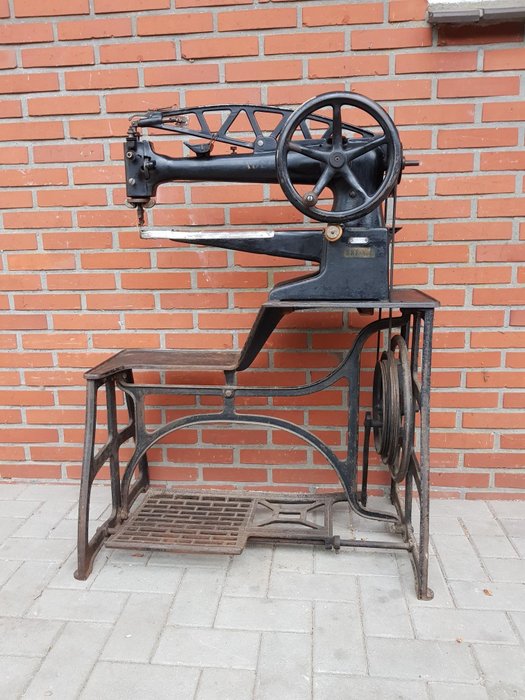 阿德勒皮革缝纫机，约1890年 - 铁（铸／锻）