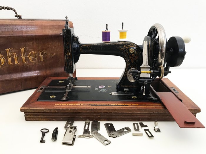 Hermann Köhler  - Köhler 5 - 裝飾縫紉機與木制防塵罩約1900 - 鐵（鑄／鍛）