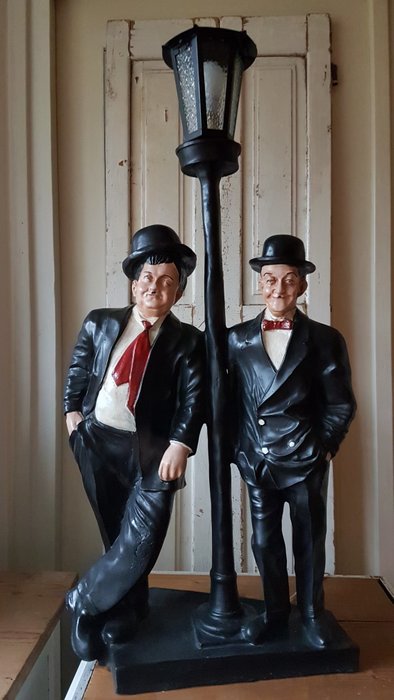 Laurel & Hardy - statue with working lamp - 88cm tall