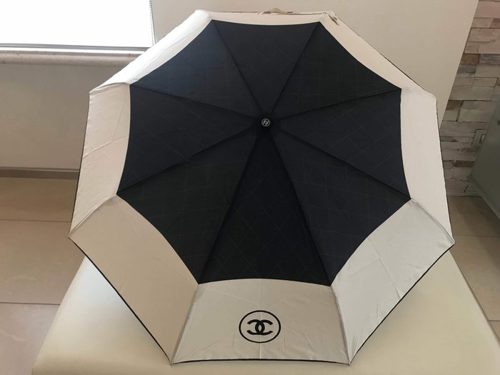 Chanel umbrella, new, in cream colour and black.