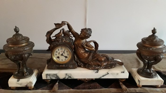 antikes französisches Pendel mit dem Titel Idylle Printaniere - Francois Moreau - Marmor, Bronze und Zamak - Zweite Hälfte des 19. Jahrhunderts