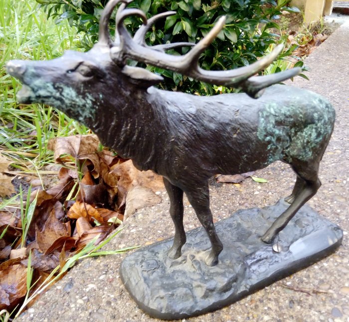 A.K. Korniluk - 一個精心鑄造的鹿/麋鹿雕像 - 青銅色 - 20世紀