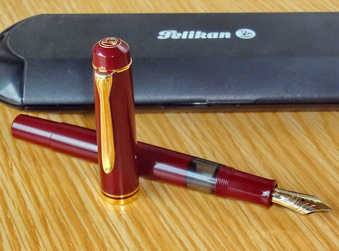 Pelikan - Fountain pen - M 250 Burgundy piston filler 14C gold nib "F"