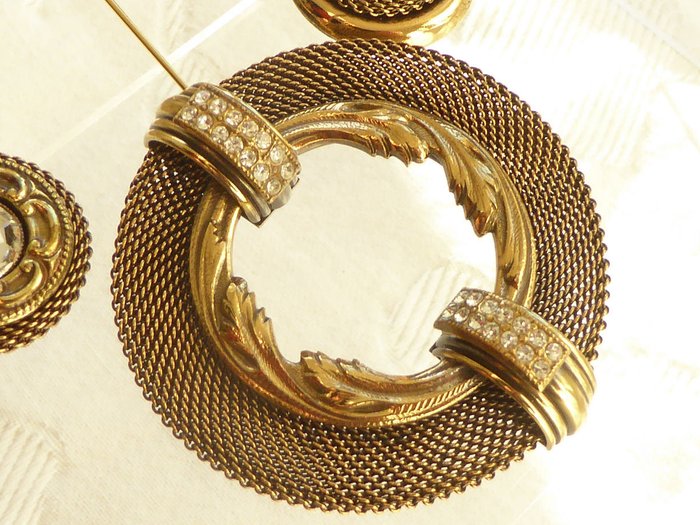ERMANI BULATTI - Brooch and two pairs of earrings - bronze colored