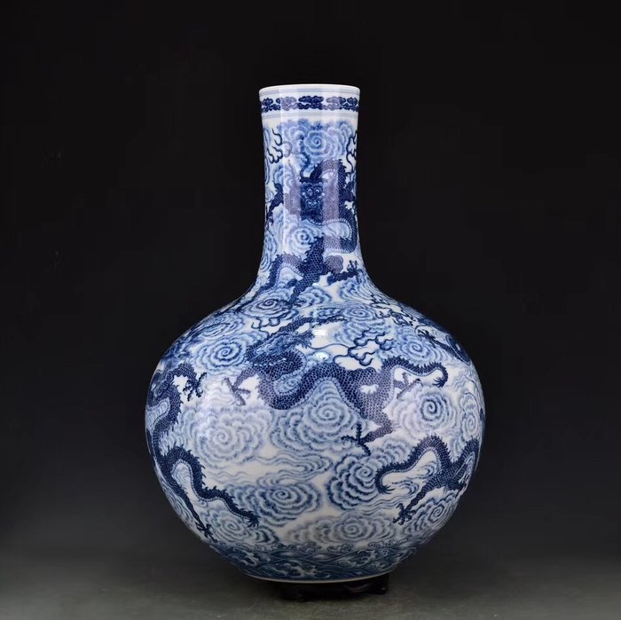 Large Tianqiuping vase - China - late 20th century
