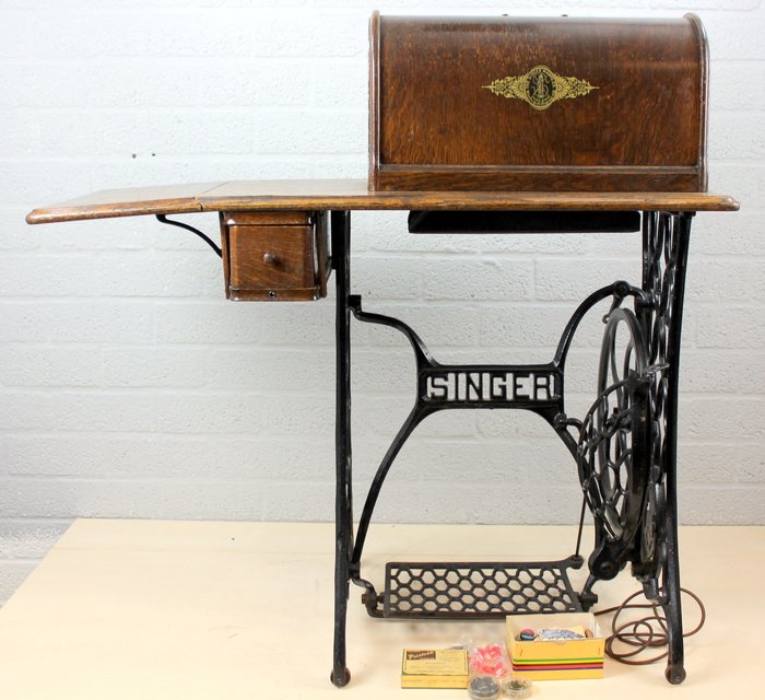 Máquina de costura de pedal 15k cantor com mesa de costura, 1922 - madeira e ferro fundido