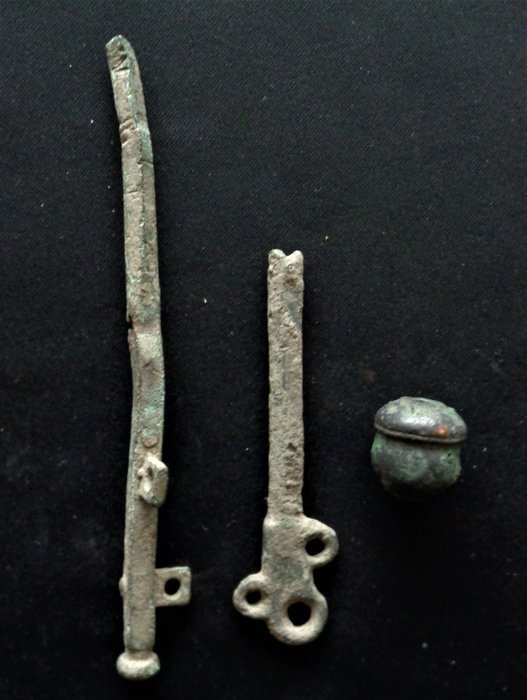 Ancient Roman Bronze balance weight and parts of balance - - Catawiki