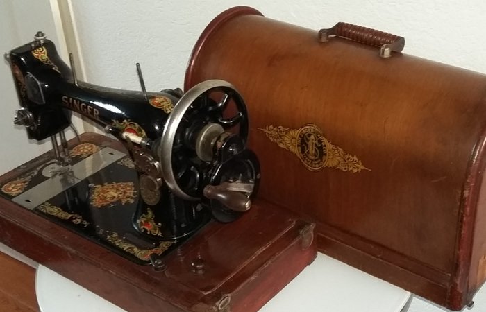 Singer 128K handnaaimachine met stofkap, 1913 - Hout, IJzer (gegoten/gesmeed)