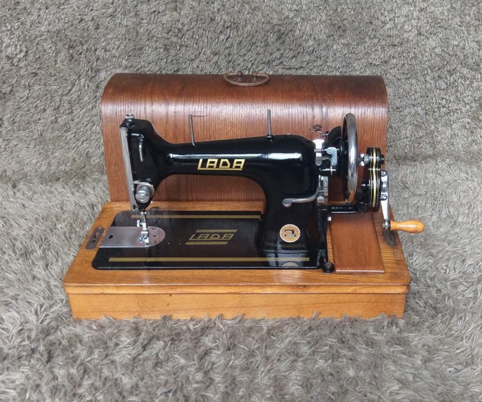 Lada 121 - 有木箱的縫紉機，1950年 - 木, 鐵（鑄／鍛）