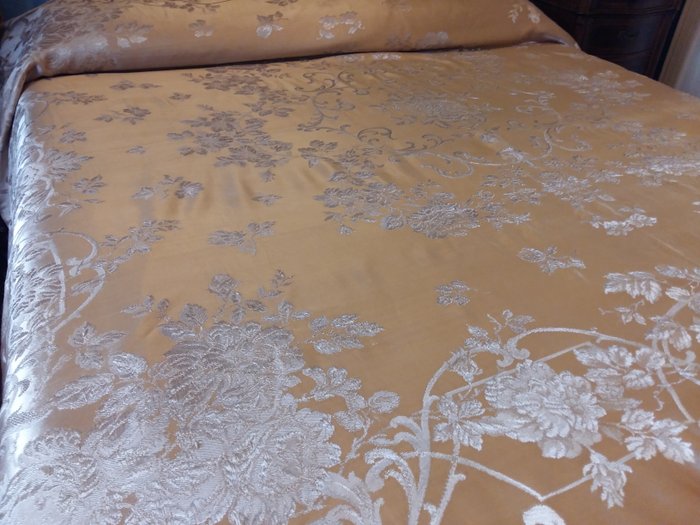 Italy - Antique double bedspread made of fine antique yellow silk and Damask fabric