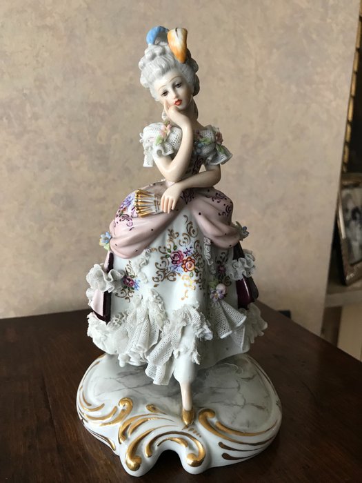 Beautiful Capodimonte Porcelain Sculpture portraying a 18th-century lady with elegant clothes and laces-