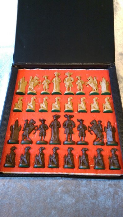 Homas Games Vintage chess game in collector’s box of ivorine