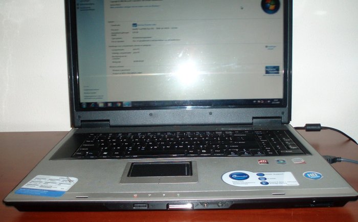 Laptop ASUS X70S 17"  Intel Core 2 Duo/4GB RAM/250GB 