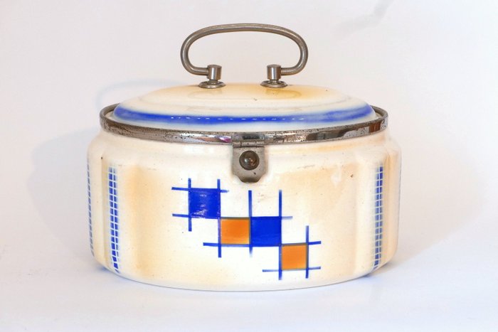 Biscuit box from the Art Deco period made of German earthenware