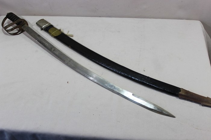Stylish Indian Sabre with a Wooden Scabbard