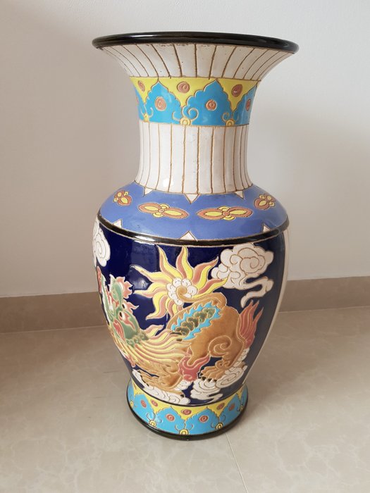 Bien Hoa Vietnã Cerâmica Grande vaso com dragão, chamas em uma paisagem de nuvem - Barro - Ásia - Segunda metade do século XX