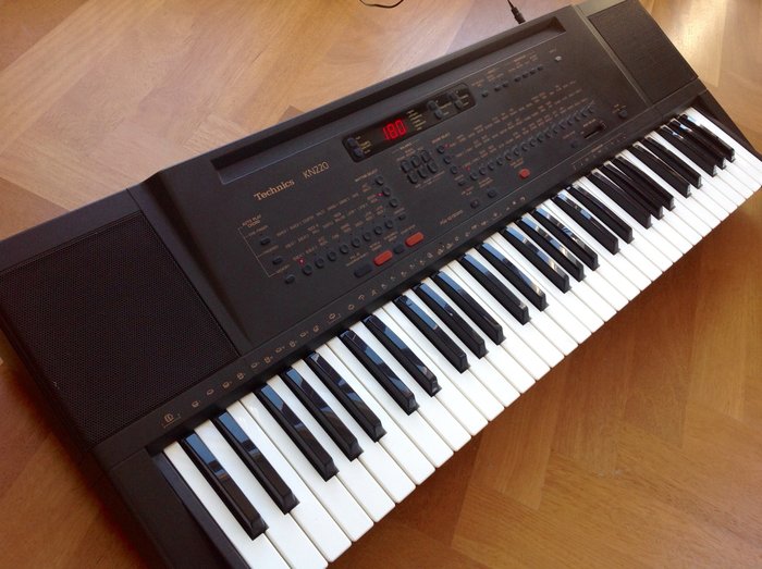 Technics KN220 - Keyboard/Arranger with 61 velocity-sensitive keys, MIDI and sequencer