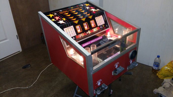 Royal Banker 2, by Valco, coin pusher/bulldozer from the fairgrounds of the 1980s, works perfectly with a lot of coins and bonus slot machine