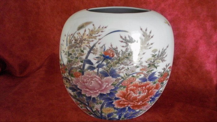 Oval handpainted Japanese vase in SHIBATA TO-KI porcelain - Japan - 
 second half of the 20th century