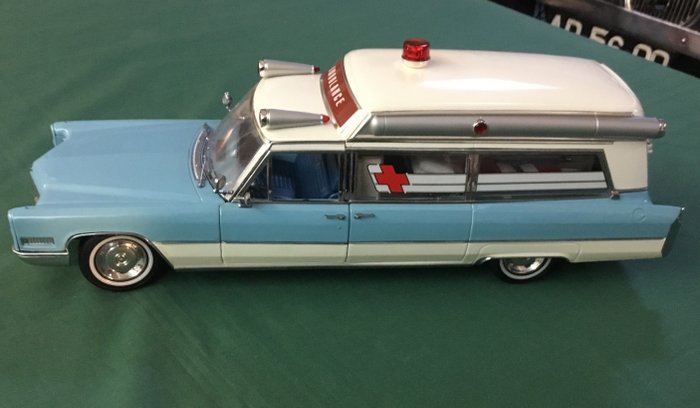 Precision Miniatures - Scale 1/18 - Cadillac Ambulance - Blue