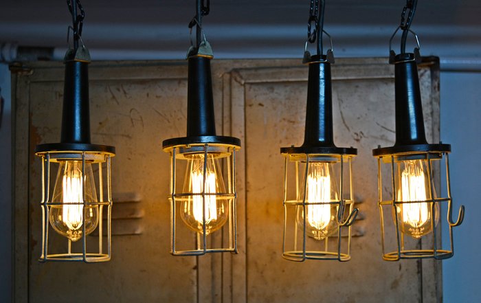Lampa wisząca - Cztery zabytkowe przemysłowe lampy bakelitowe
