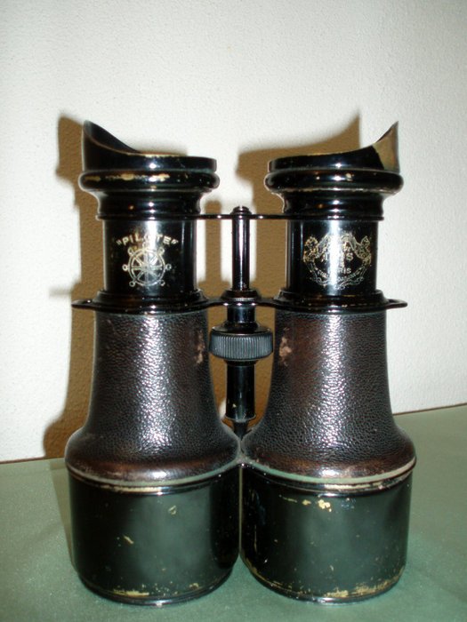 Antique binoculars "Pilote marque iris de paris"